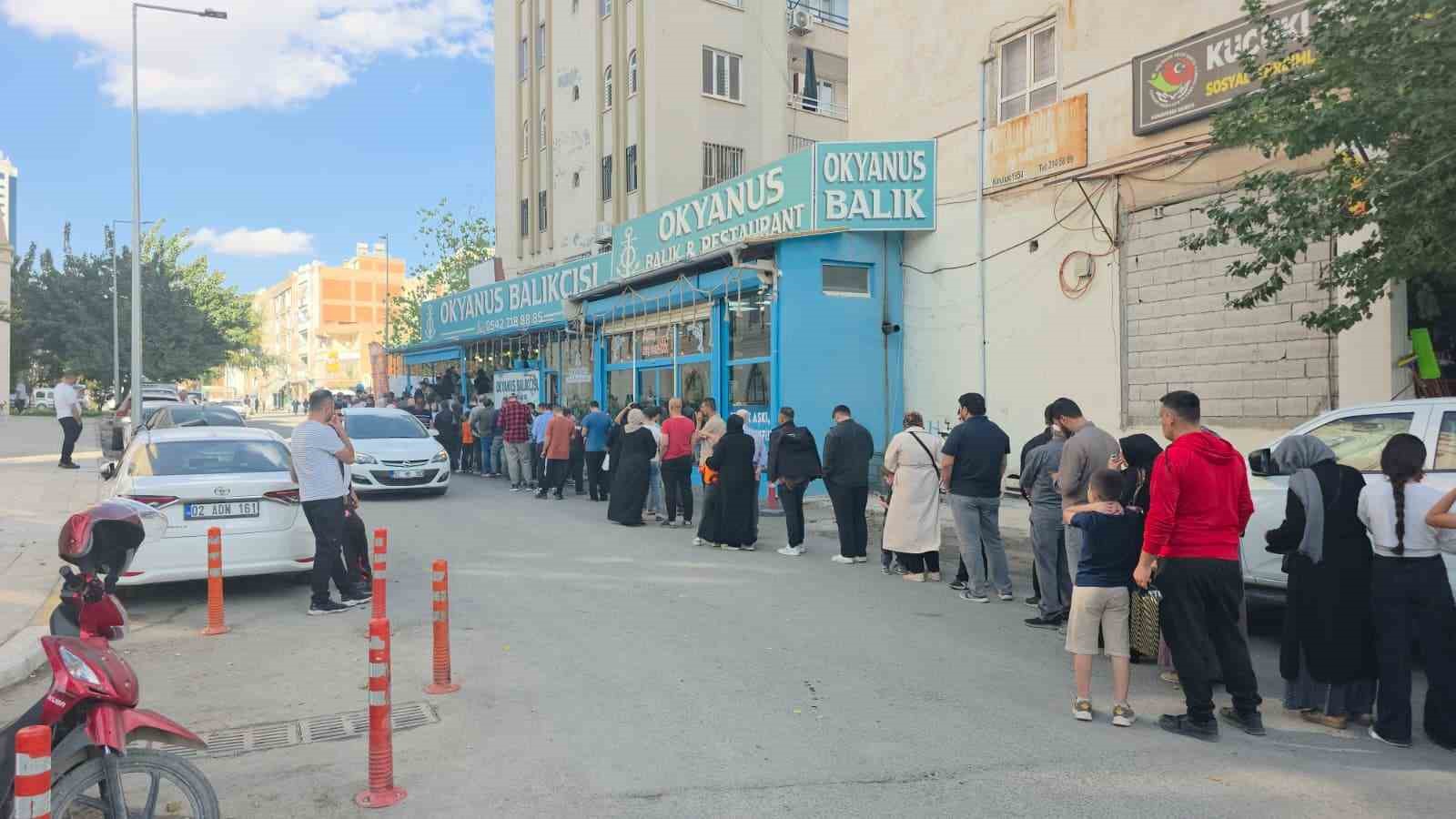Şanlıurfa’da ucuz hamsi kuyruğu 7 sanliurfada ucuz hamsi kuyrugu 3 etv9NzyI