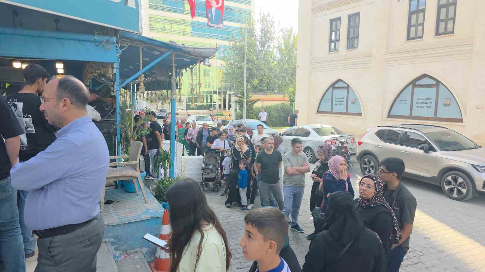 Şanlıurfa’da ucuz hamsi kuyruğu 8 sanliurfada ucuz hamsi kuyrugu 4