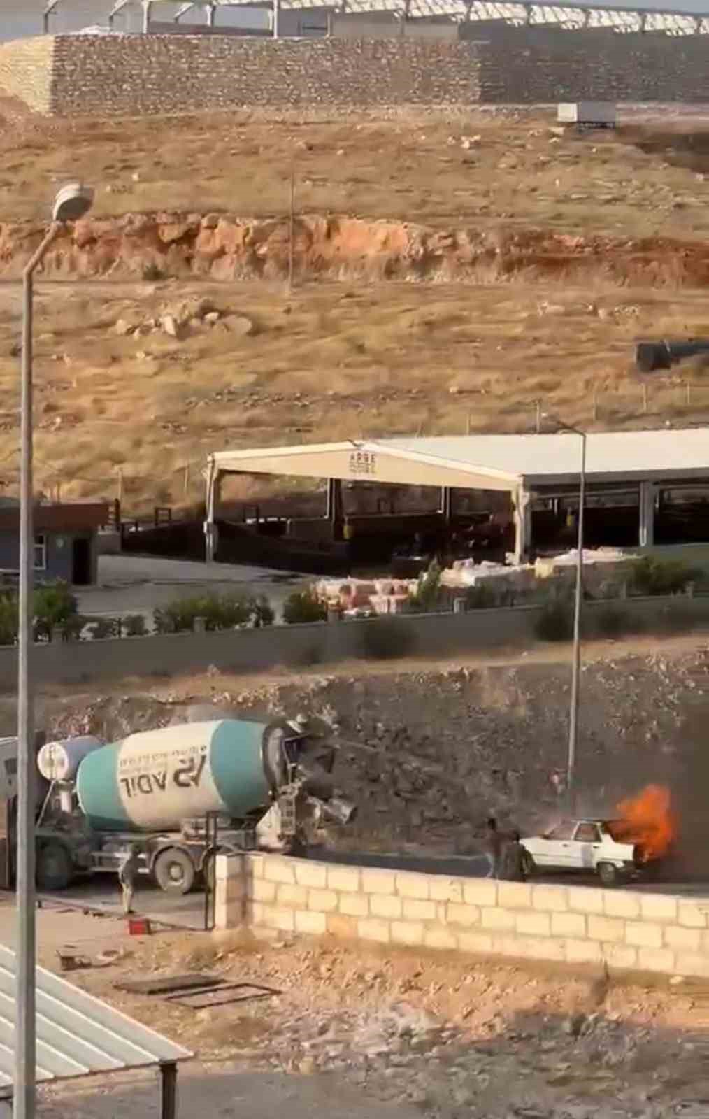 sanliurfada yanan otomobil beton mikseriyle sonduruldu 0 a7OzzzFn