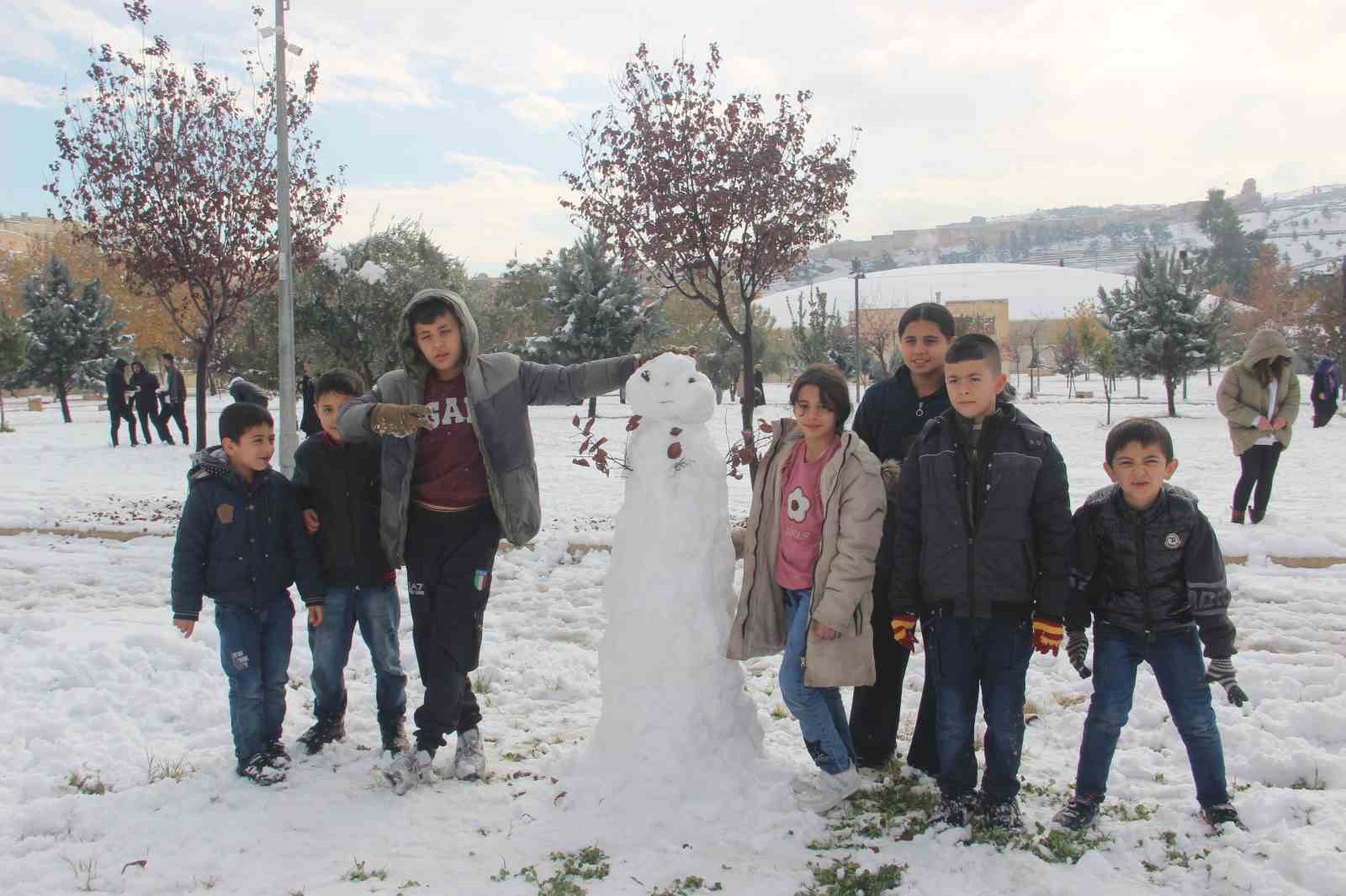 sanliurfada yillar sonra kar sevinci cocuklar kartopu oynadi yetiskinler halay cekti 0 s2692TpU