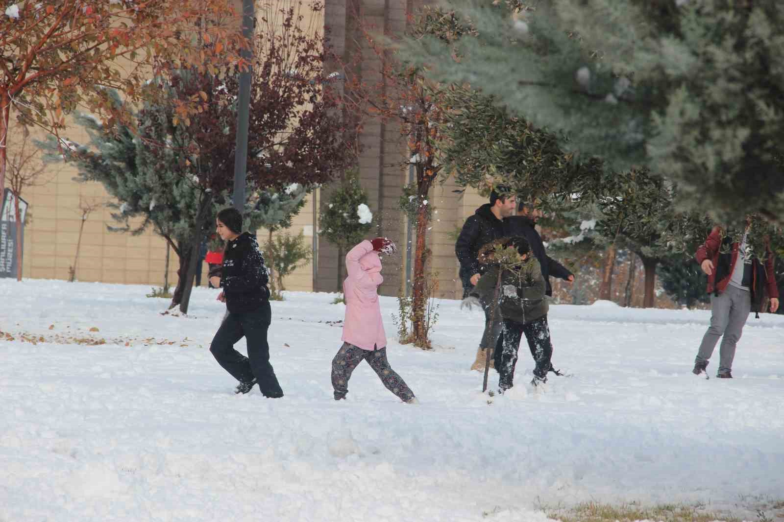 sanliurfada yillar sonra kar sevinci cocuklar kartopu oynadi yetiskinler halay cekti 1 vWriv6Y4