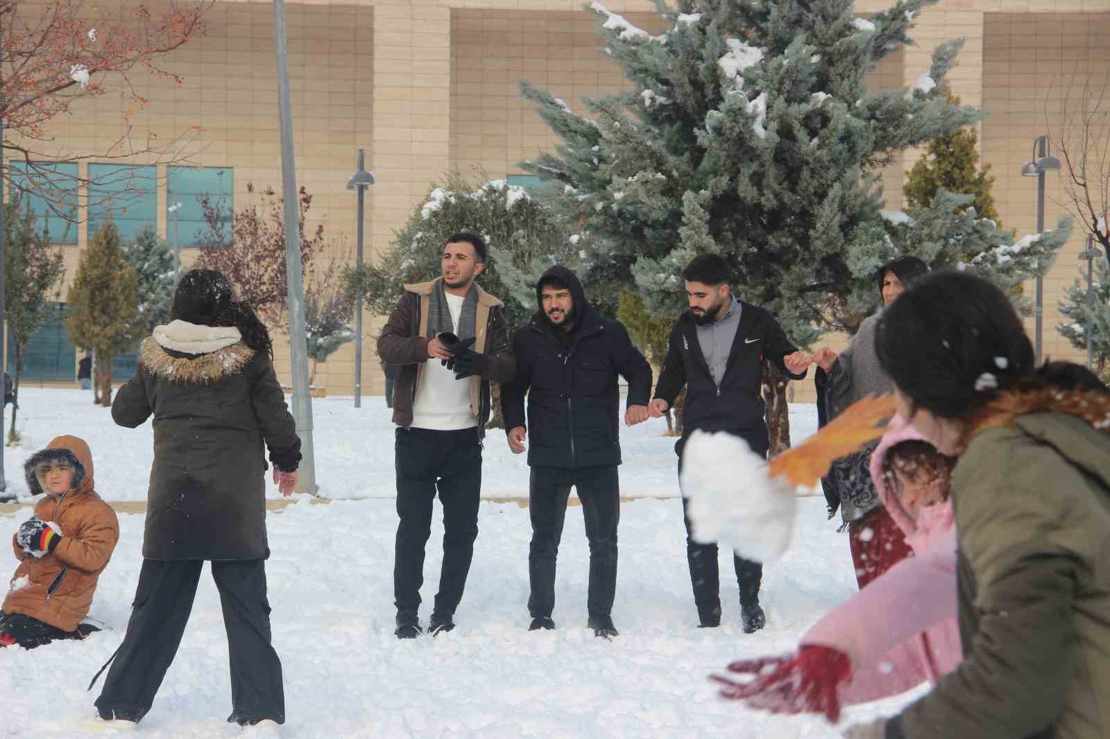 sanliurfada yillar sonra kar sevinci cocuklar kartopu oynadi yetiskinler halay cekti 2 fMqJReNb