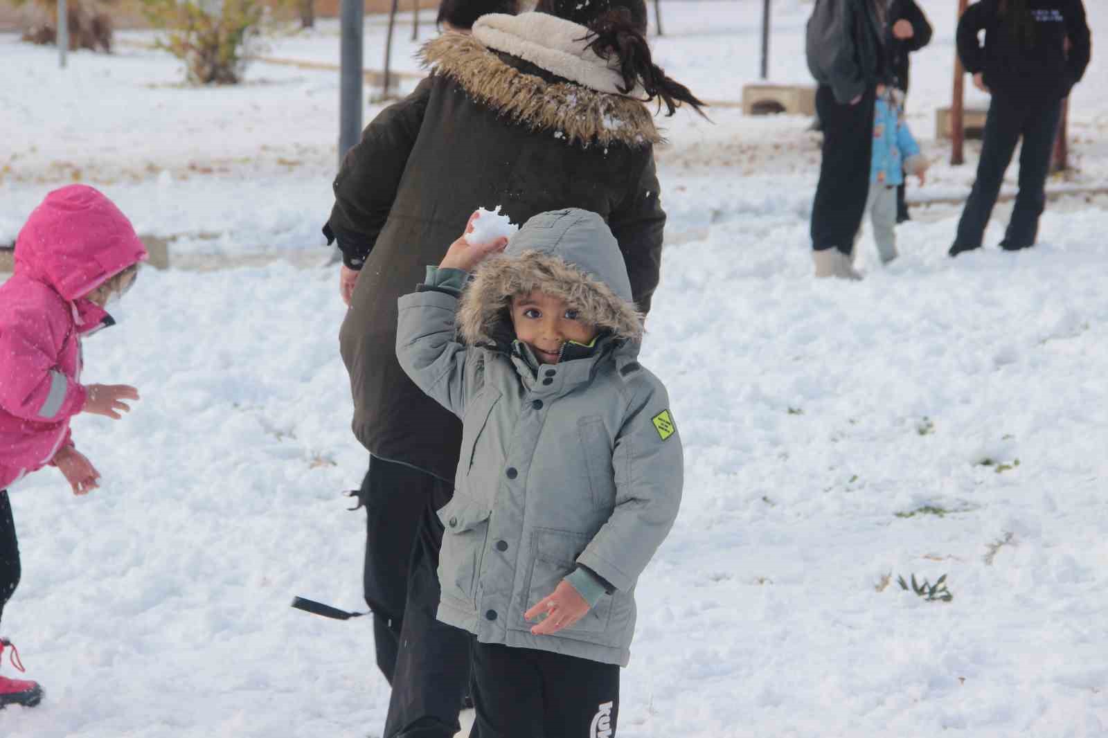 sanliurfada yillar sonra kar sevinci cocuklar kartopu oynadi yetiskinler halay cekti 4 KZdrVfvE