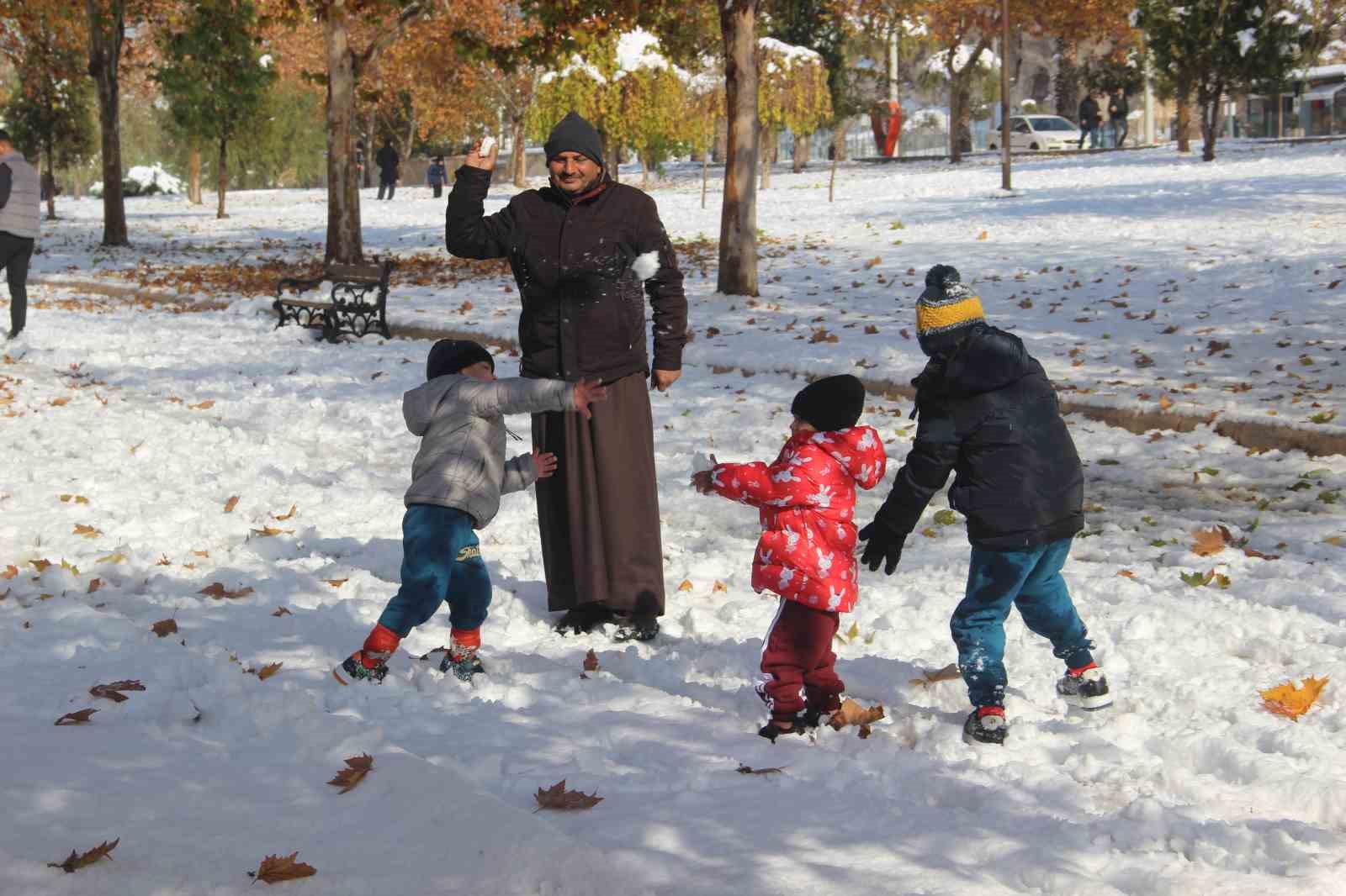 sanliurfada yillar sonra kar sevinci cocuklar kartopu oynadi yetiskinler halay cekti 5 h1aEePpr