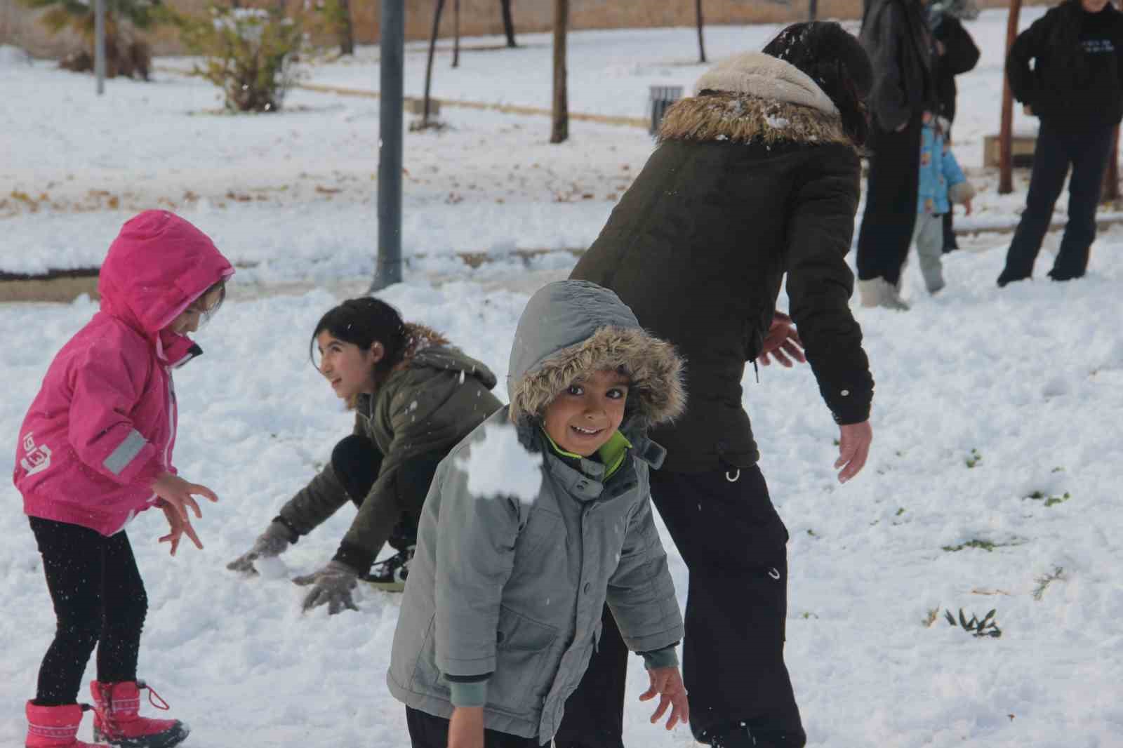 sanliurfada yillar sonra kar sevinci cocuklar kartopu oynadi yetiskinler halay cekti 6 Fv5SRmb8