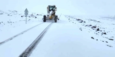 sanliurfada-yogun-kar-yagisi-nedeniyle-bazi-yollar-trafige-kapatildi-cYiqWXdL.jpg