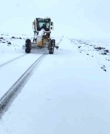 sanliurfada-yogun-kar-yagisi-nedeniyle-bazi-yollar-trafige-kapatildi-cYiqWXdL.jpg