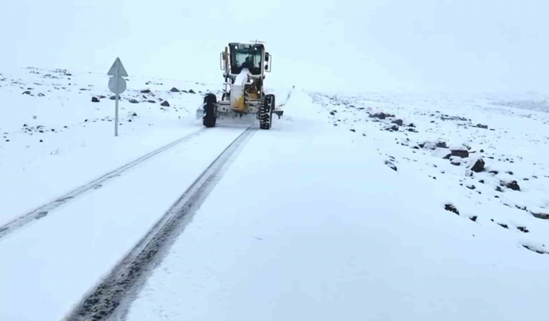 sanliurfada-yogun-kar-yagisi-nedeniyle-bazi-yollar-trafige-kapatildi-cYiqWXdL.jpg