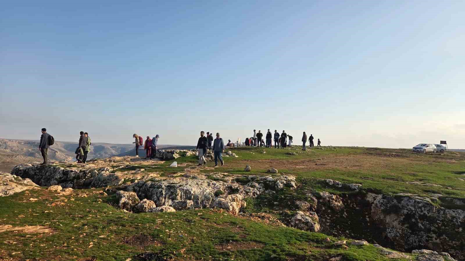 Şanlıurfalı doğaseverler Rumkale’de bağımlılık ve şiddete karşı yürüdü 6 sanliurfali dogaseverler rumkalede bagimlilik ve siddete karsi yurudu 2 CsmbDJ58