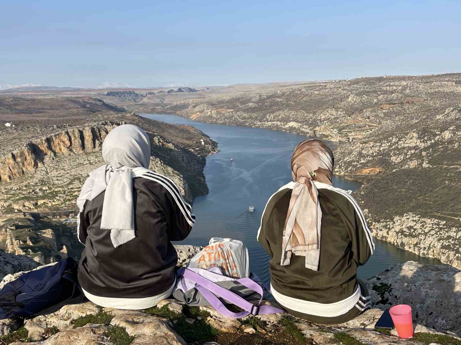 Şanlıurfalı doğaseverler Rumkale’de bağımlılık ve şiddete karşı yürüdü 8 sanliurfali dogaseverler rumkalede bagimlilik ve siddete karsi yurudu 4 TyytTsJi