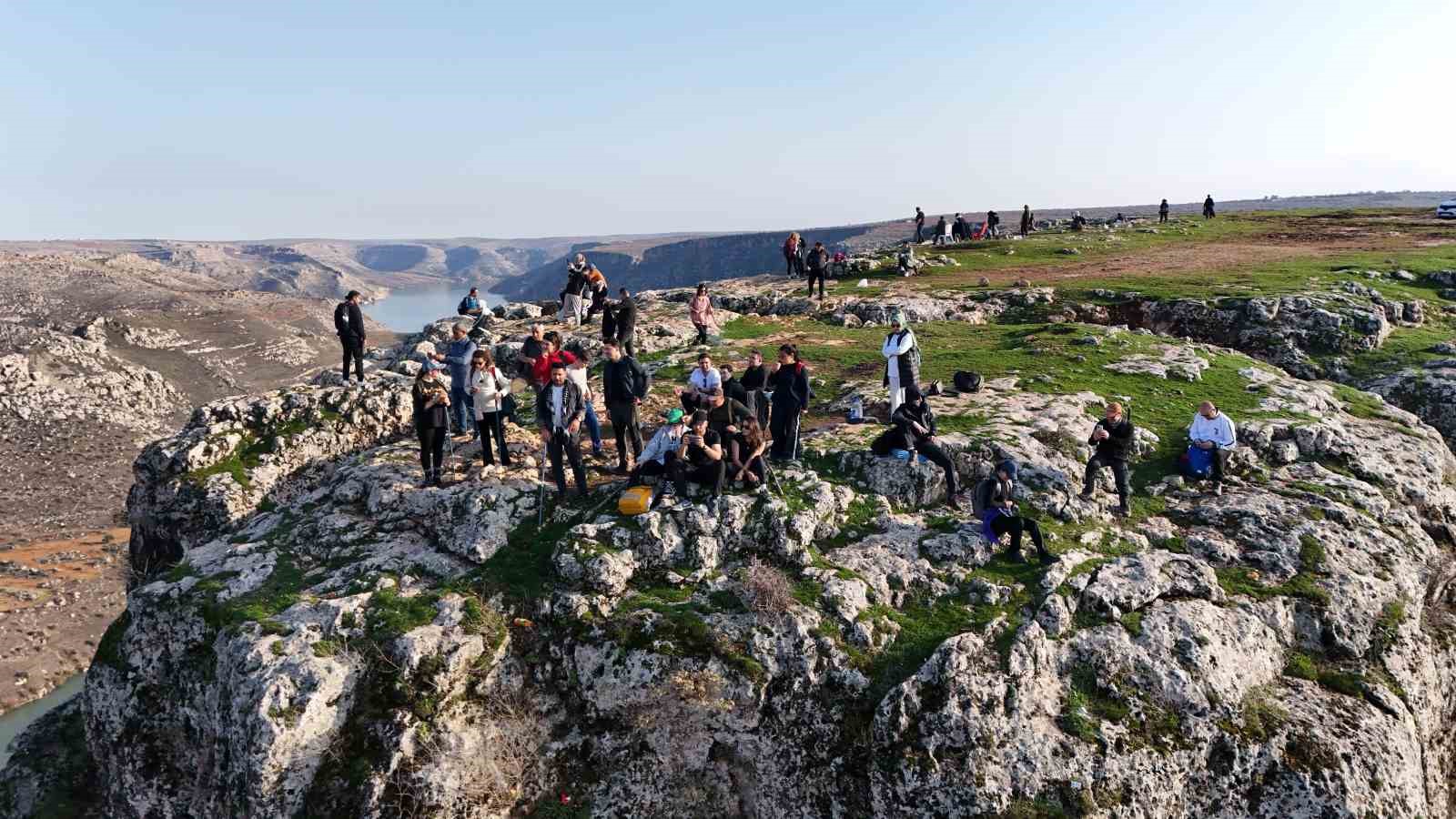 Şanlıurfalı doğaseverler Rumkale’de bağımlılık ve şiddete karşı yürüdü 9 sanliurfali dogaseverler rumkalede bagimlilik ve siddete karsi yurudu 5 H5nRblYy