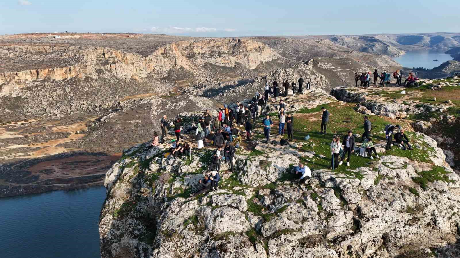 Şanlıurfalı doğaseverler Rumkale’de bağımlılık ve şiddete karşı yürüdü 10 sanliurfali dogaseverler rumkalede bagimlilik ve siddete karsi yurudu 6 HlAH5gVw