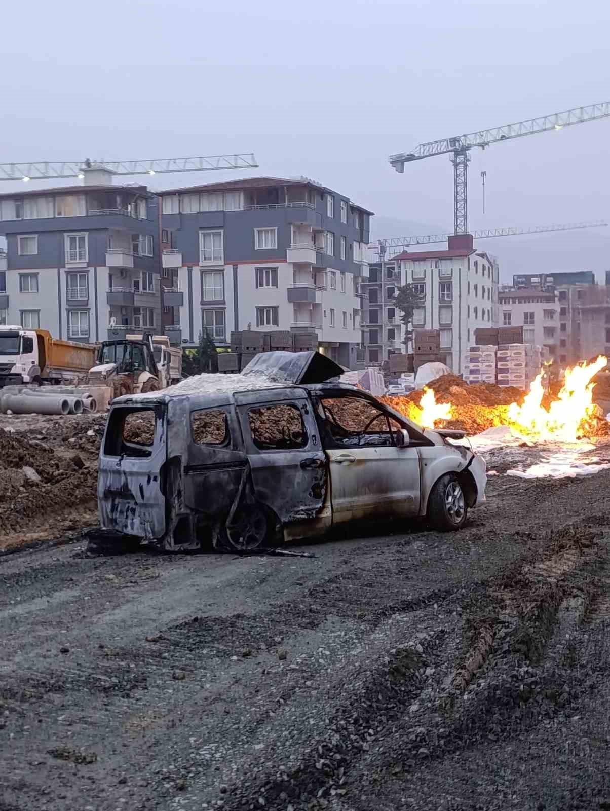 santiye calismalari esnasinda zarar verilen dogalgaz borusundan cikan alevlerle hafif ticari arac yandi 2