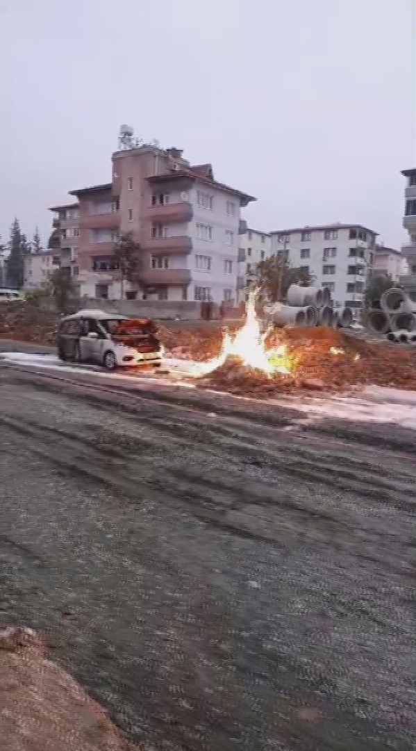 santiye calismalari esnasinda zarar verilen dogalgaz borusundan cikan alevlerle hafif ticari arac yandi 4 qfCs76Fp
