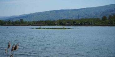sapanca-golu-cekildi-gizemli-ada-yeniden-ortaya-cikti-aAMFSMYA.jpg