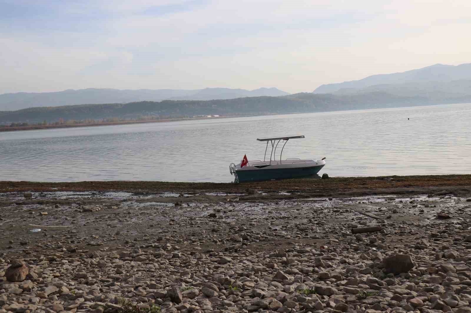 sapanca golundeki endiselendiren kabarciklar su altindan ve havadan goruntulendi 3