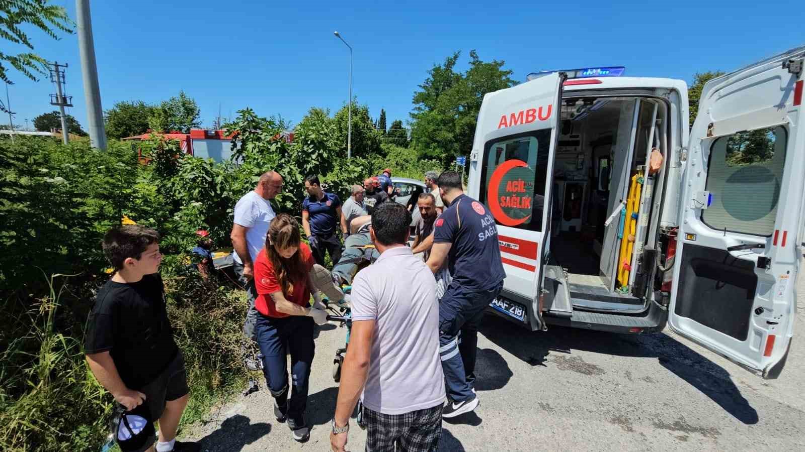 sapancada otomobil ile taksi carpisti dereye yuvarlanan taksinin surucusu yaralandi 0 a8SfCYIG