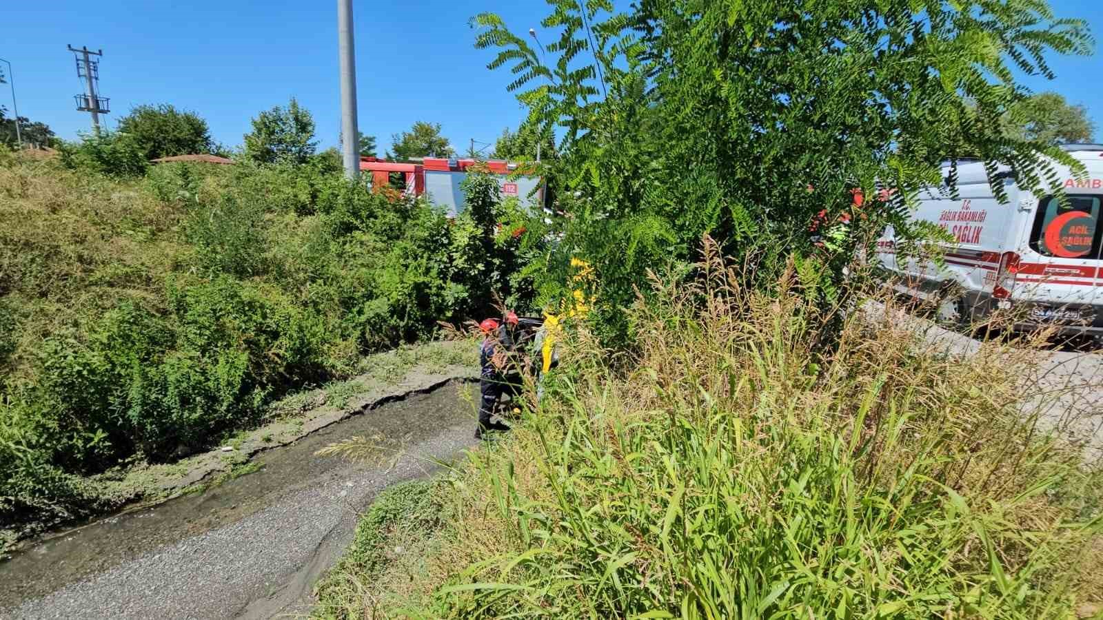 sapancada otomobil ile taksi carpisti dereye yuvarlanan taksinin surucusu yaralandi 1 CcYckBDu