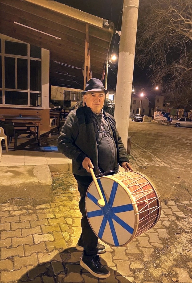sapkali muhtar yine sapka cikartti davulcu bulamayan muhtar kendisi calmaya basladi 0 PmXawXBs