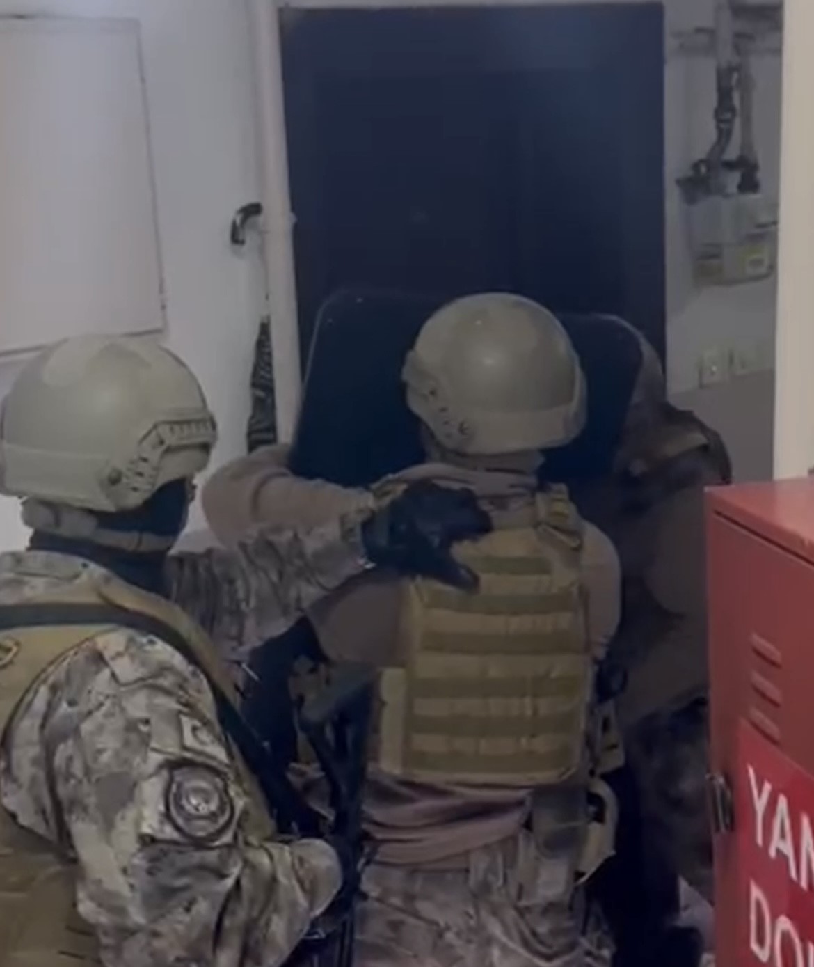 Sarallar çetesine büyük operasyon: 14 şüpheli yakalandı 16 sarallar cetesine buyuk operasyon 14 supheli yakalandi 12