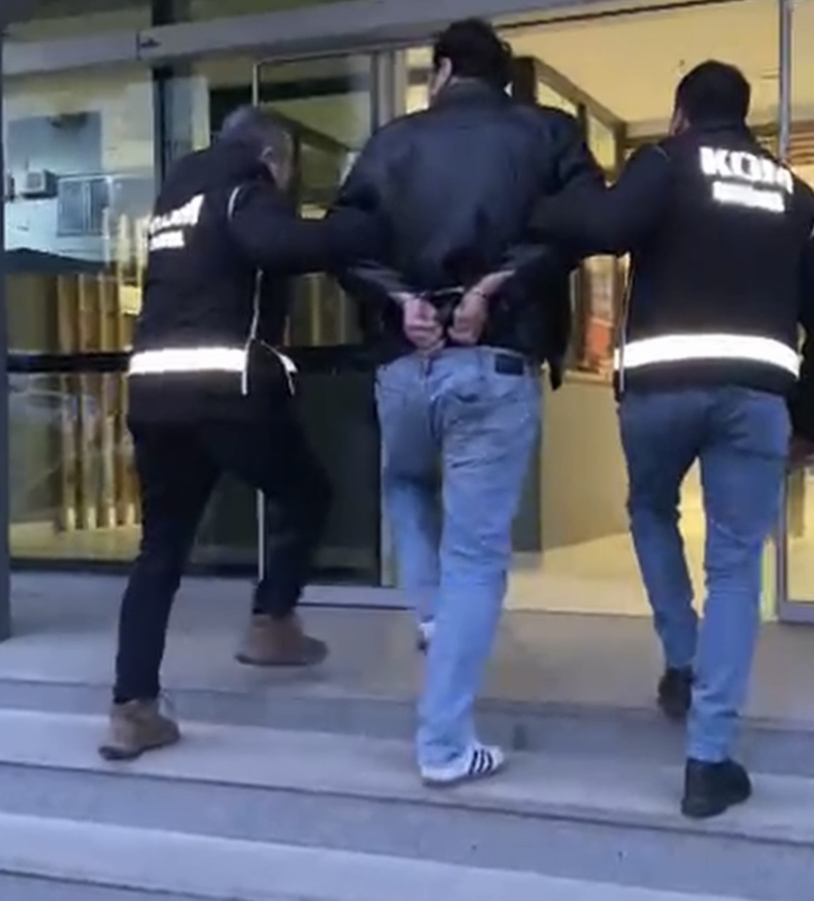 Sarallar çetesine büyük operasyon: 14 şüpheli yakalandı 17 sarallar cetesine buyuk operasyon 14 supheli yakalandi 13 3N7b5YmD