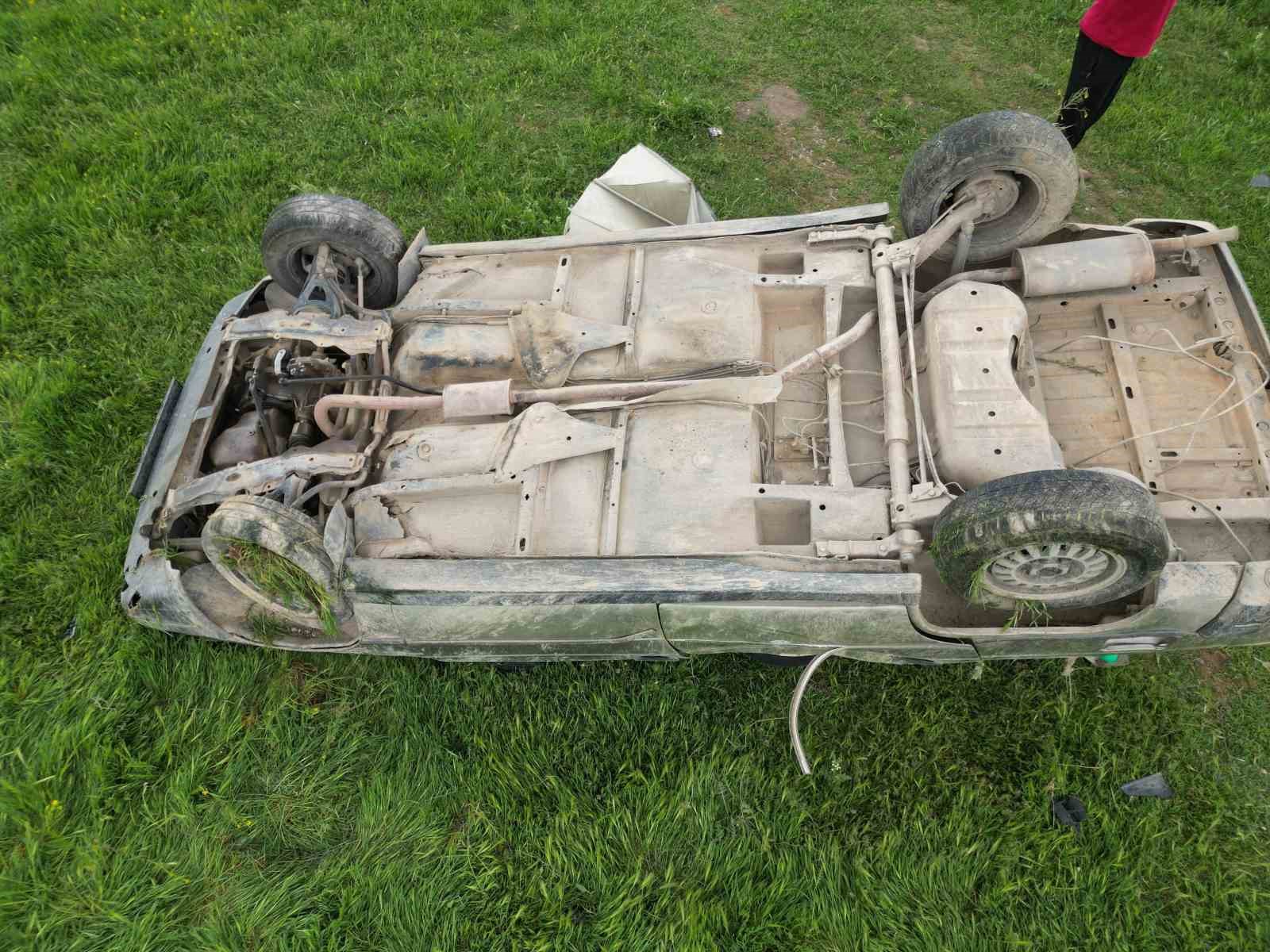 Şarampole devrilen otomobilde 1 kişi öldü, 4 kişi yaralandı 6 sarampole devrilen otomobilde 1 kisi oldu 4 kisi yaralandi 2 G4Kn2Ibk