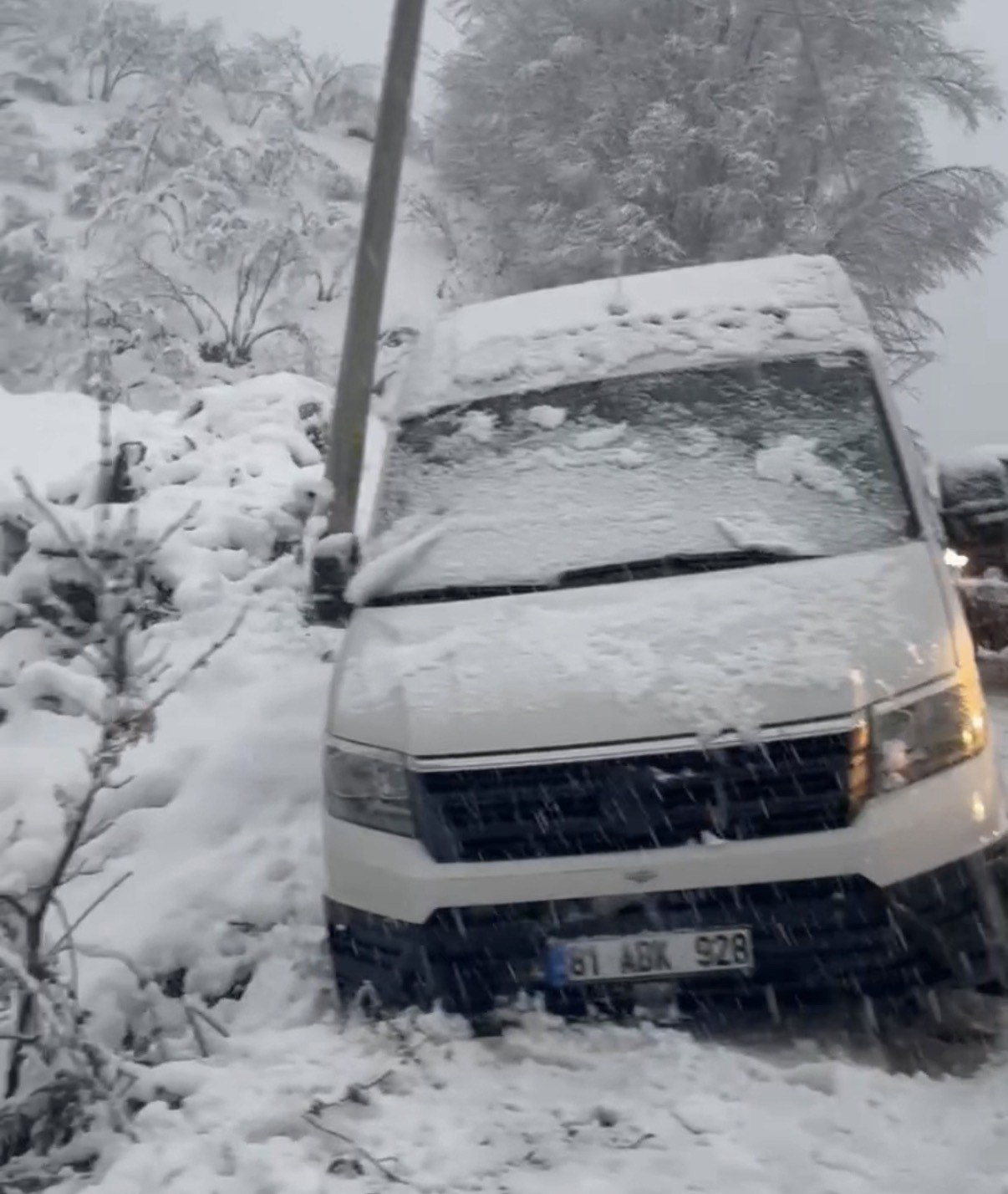 sarampole kayan minibusu off road araclari kurtardi 2 CbyQM4vu
