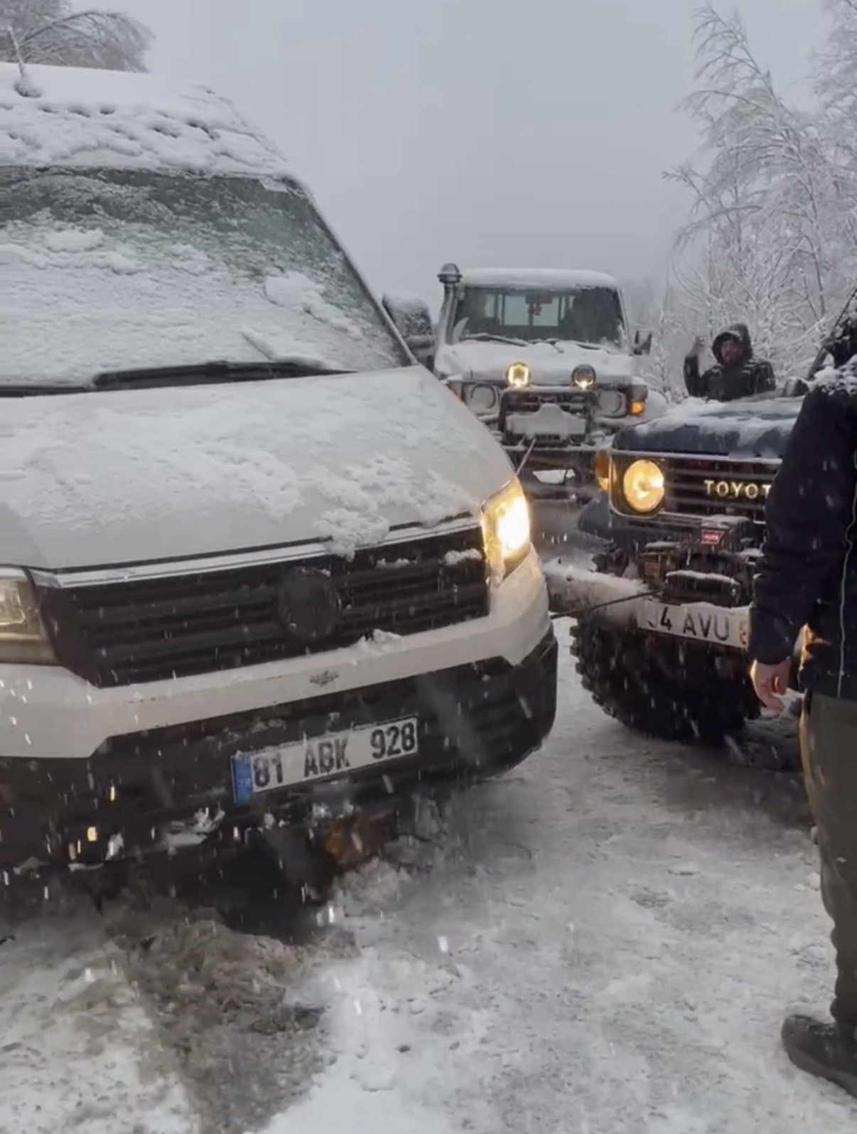 sarampole kayan minibusu off road araclari kurtardi 5 DrJQdrn7