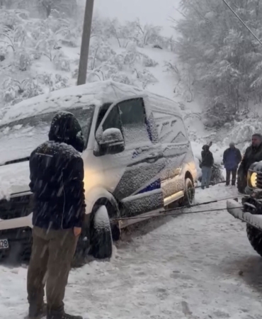 sarampole-kayan-minibusu-off-road-araclari-kurtardi-YiwkjuYZ.jpg
