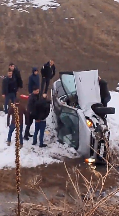 sarampole ucan aractaki surucu burnu bile kanamadan kurtuldu 1 ebegbMrj