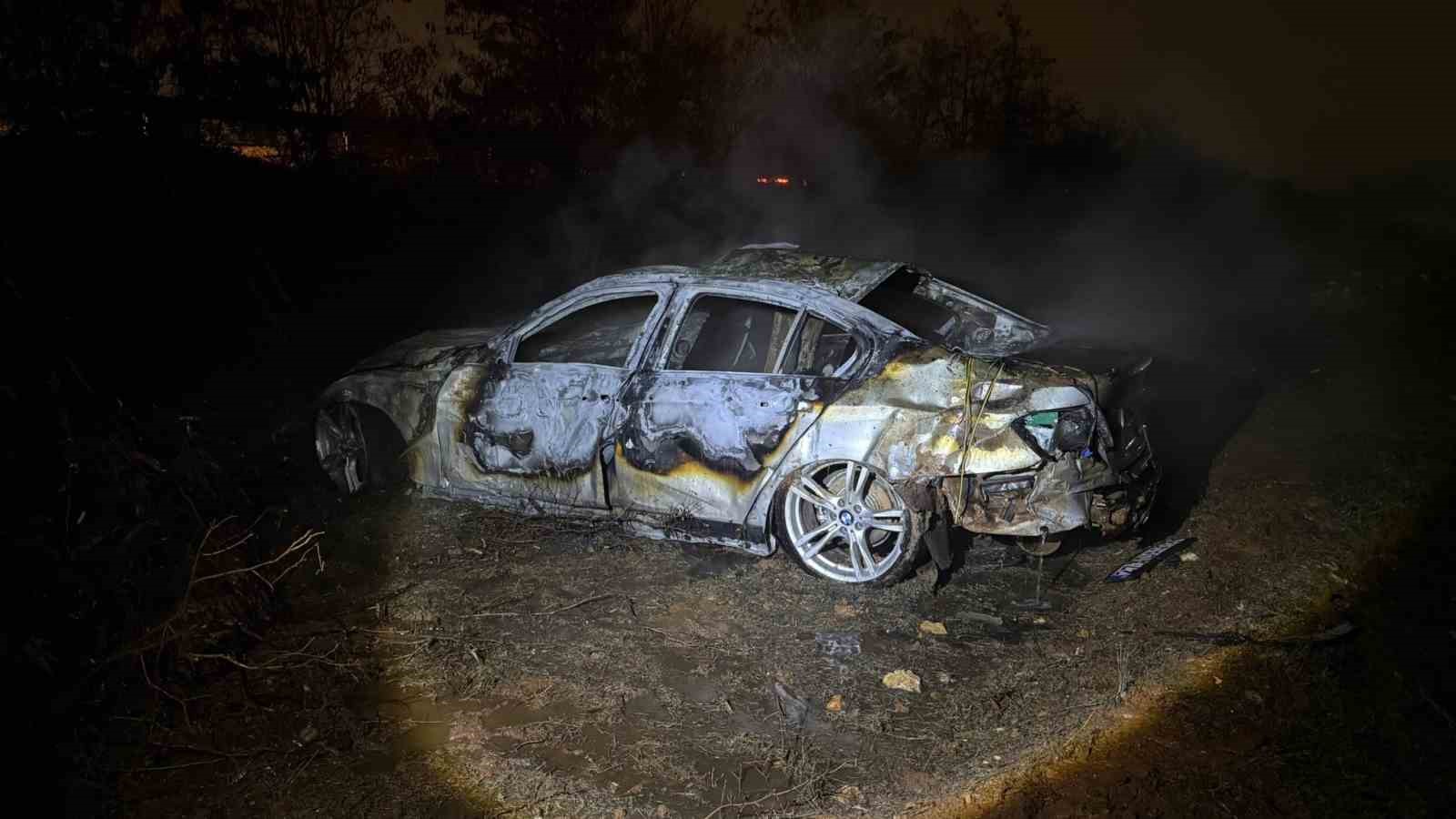 sarampole ucan otomobil alev aldi canlarini son anda kurtardilar 1 R1Bv8dtn