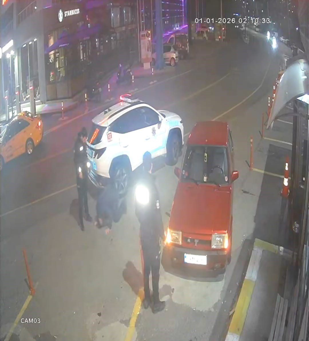 Sarhoş vatandaş kendine zarar verdi, polis uzun süre ikna etmeye çalıştı : O anlar güvenlik kamerasına yansıdı 7 sarhos vatandas kendine zarar verdi polis uzun sure ikna etmeye calisti o anlar 7b7l4i9v
