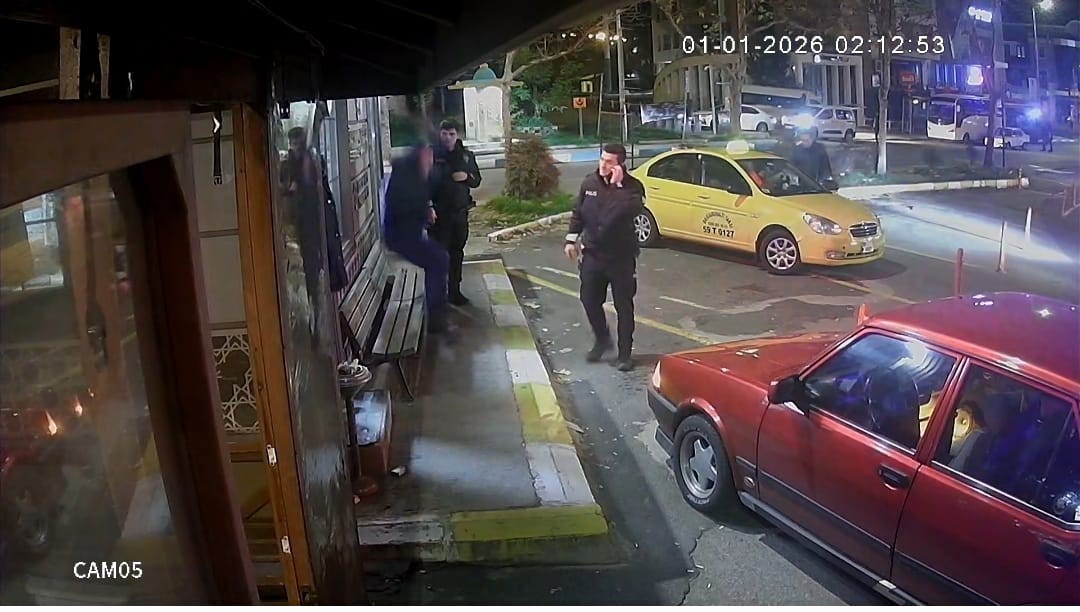 Sarhoş vatandaş kendine zarar verdi, polis uzun süre ikna etmeye çalıştı : O anlar güvenlik kamerasına yansıdı 5 sarhos vatandas kendine zarar verdi polis uzun sure ikna etmeye calisti o anlar KAsukaGe