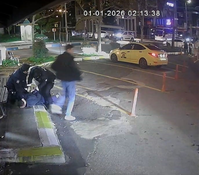 Sarhoş vatandaş kendine zarar verdi, polis uzun süre ikna etmeye çalıştı : O anlar güvenlik kamerasına yansıdı 6 sarhos vatandas kendine zarar verdi polis uzun sure ikna etmeye calisti o anlar eqUatFsV