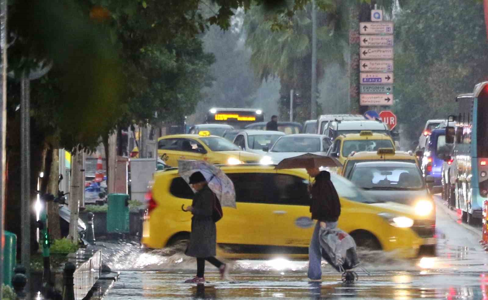 sari alarm ile uyarilan antalyada saganak etkisini gosteriyor 1 vY4d9v3Q