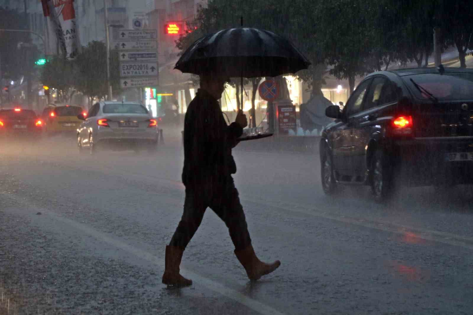 sari alarm ile uyarilan antalyada saganak etkisini gosteriyor 10