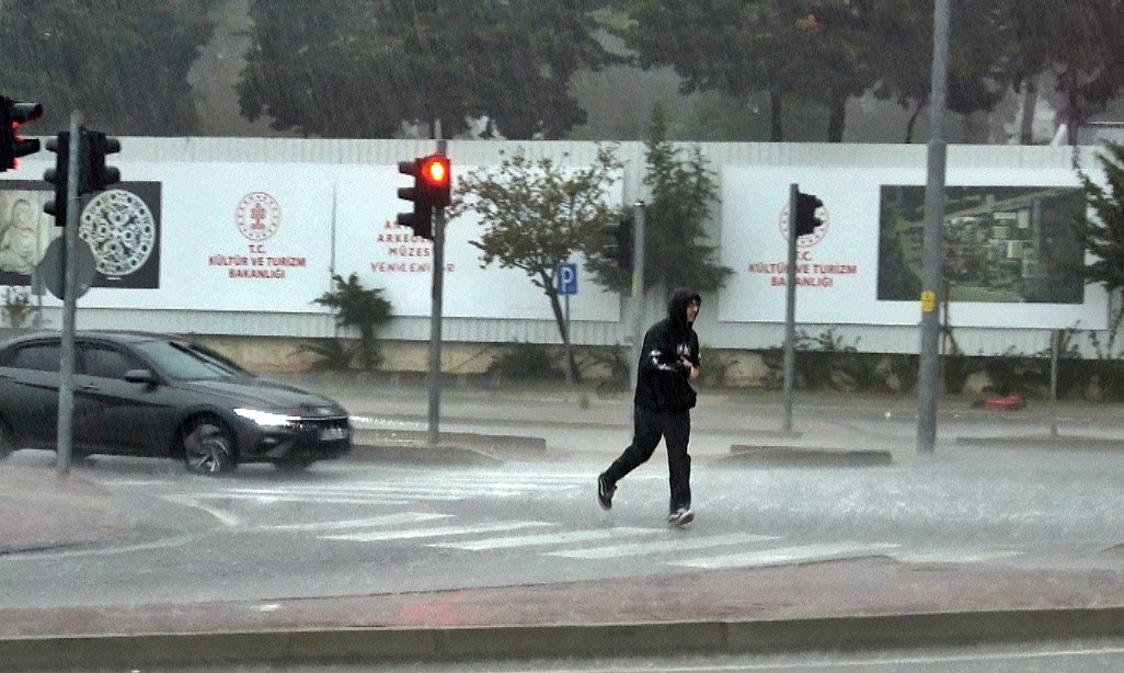 sari alarm ile uyarilan antalyada saganak etkisini gosteriyor 15 iTdMRMe4