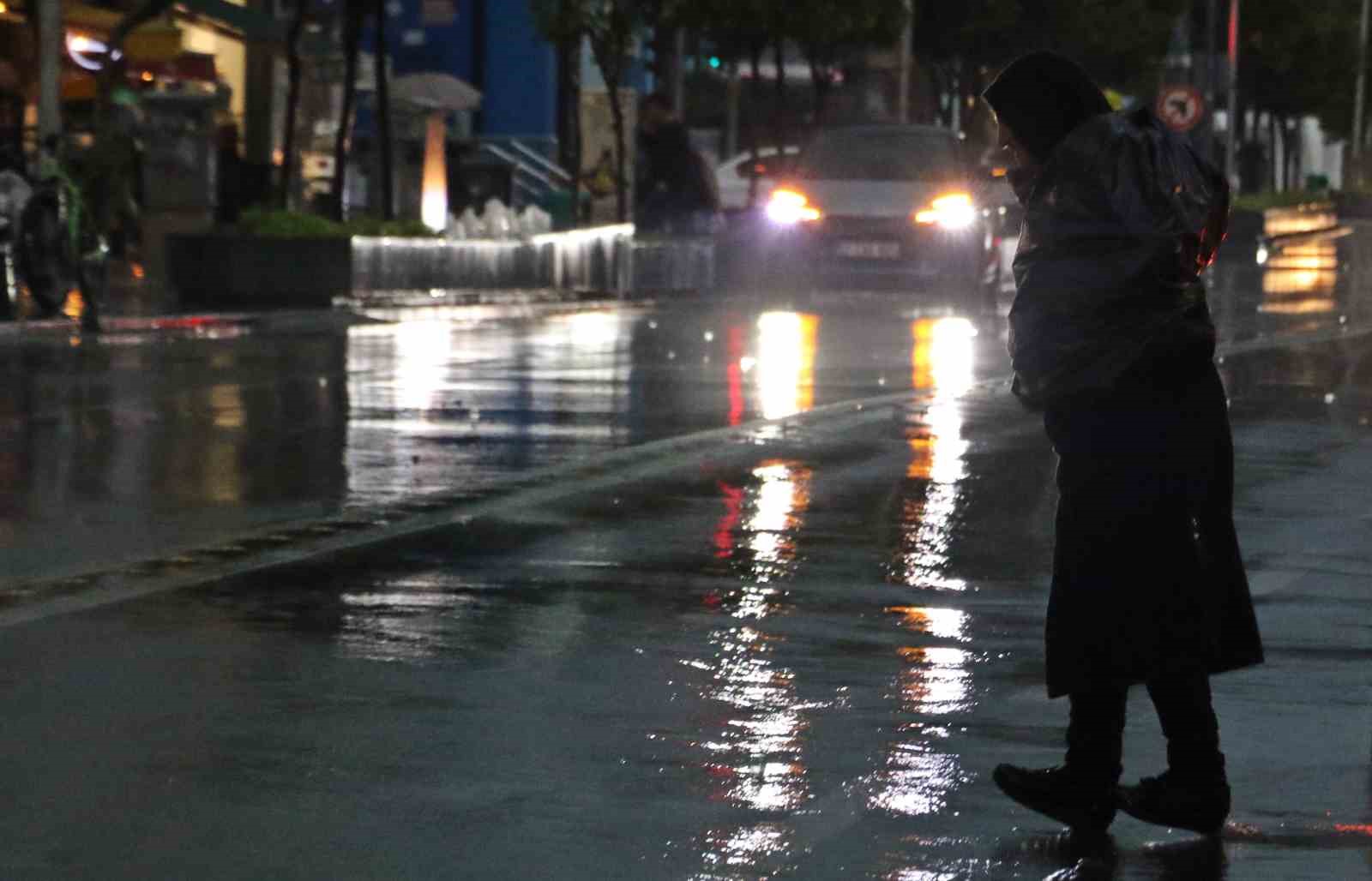 sari alarm ile uyarilan antalyada saganak etkisini gosteriyor 2