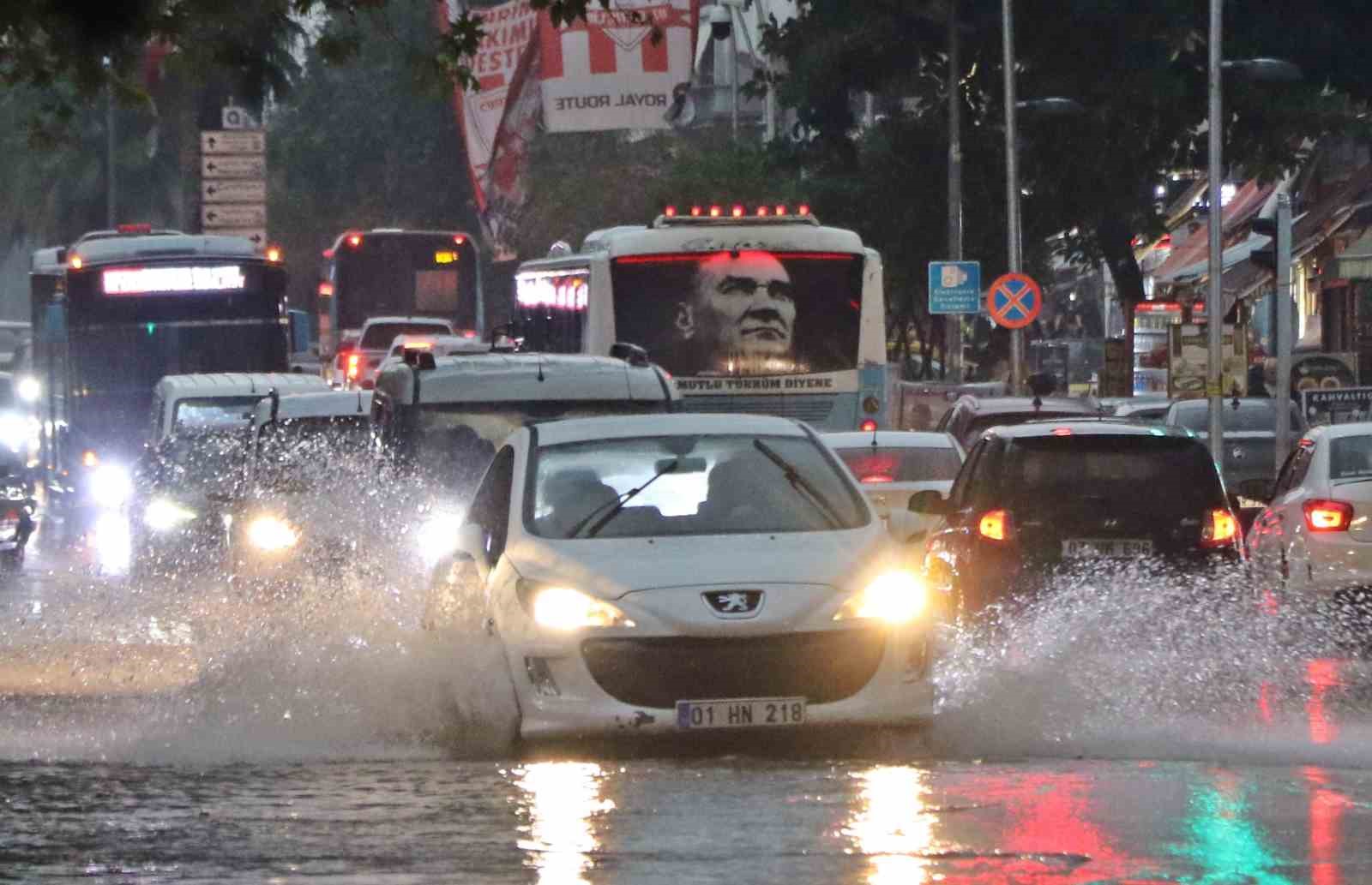 sari alarm ile uyarilan antalyada saganak etkisini gosteriyor 3 fmD52TSl
