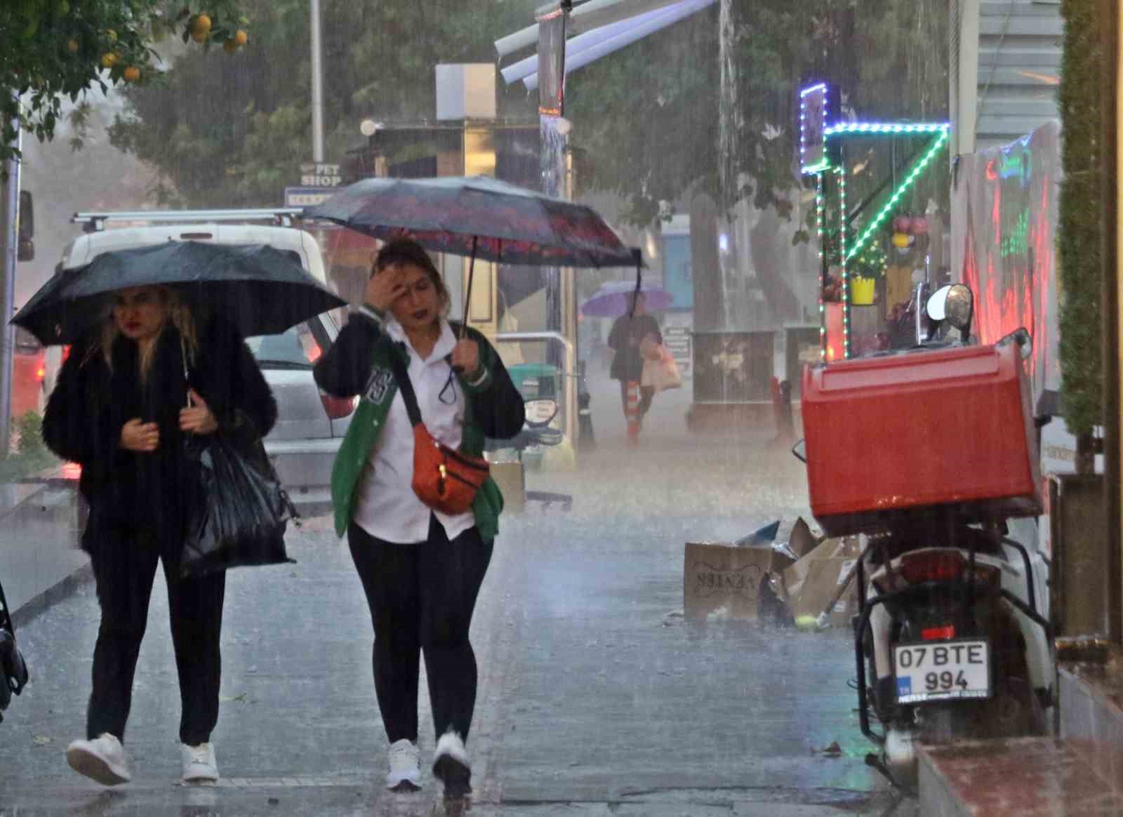 sari alarm ile uyarilan antalyada saganak etkisini gosteriyor 8