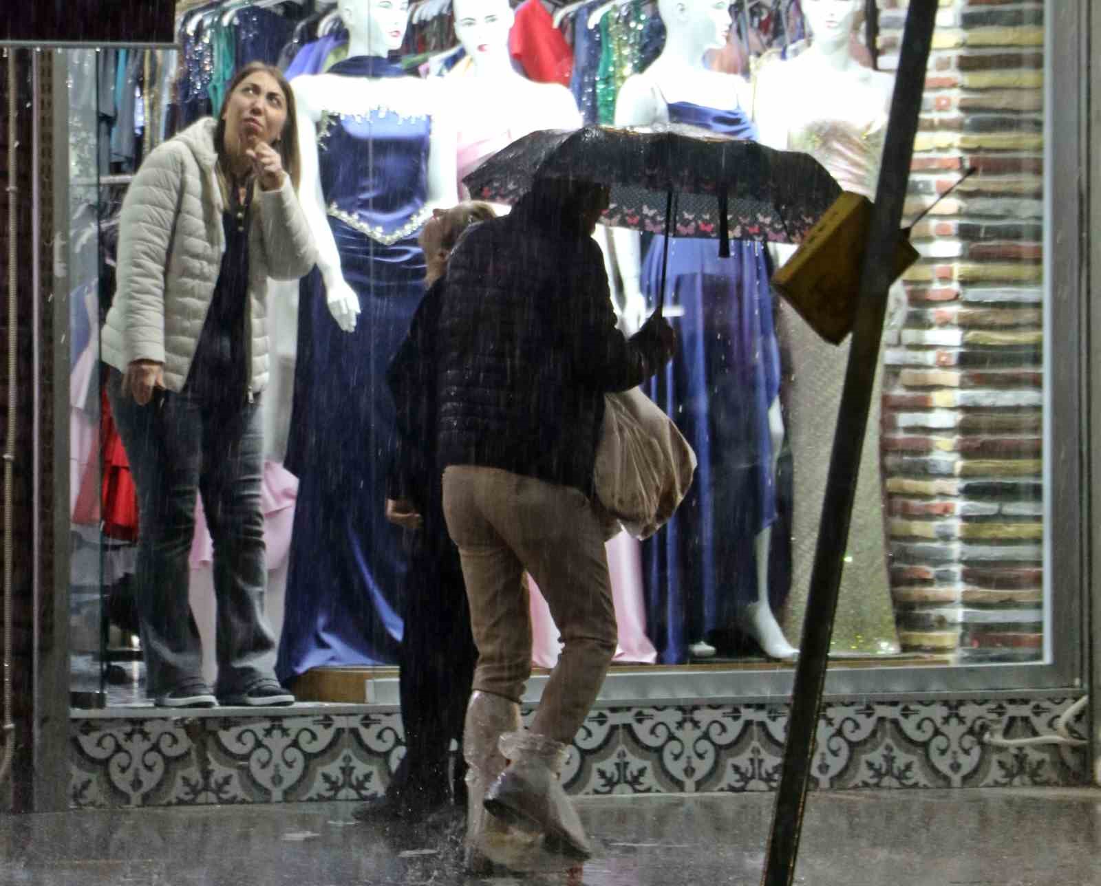 sari alarm ile uyarilan antalyada saganak etkisini gosteriyor 9