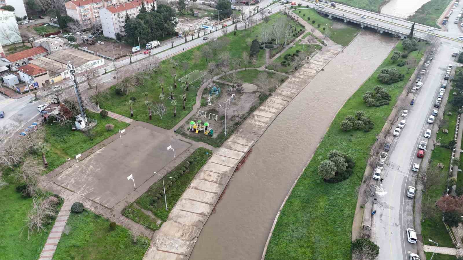 Sarıçay için Valilikten uyarı: Çevresinden ve dere yataklarından uzak durun 6 saricay icin valilikten uyari cevresinden ve dere yataklarindan uzak durun 2 bL9k7eZ5