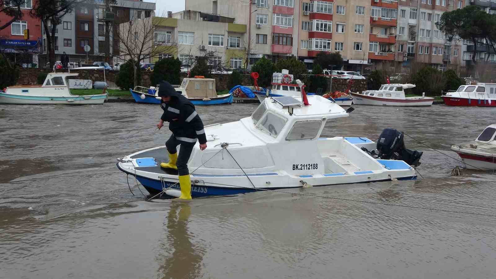 saricayda balikci nobeti balikcilar tekneleri batmasin diye bekliyor 3 1zp9PmSw