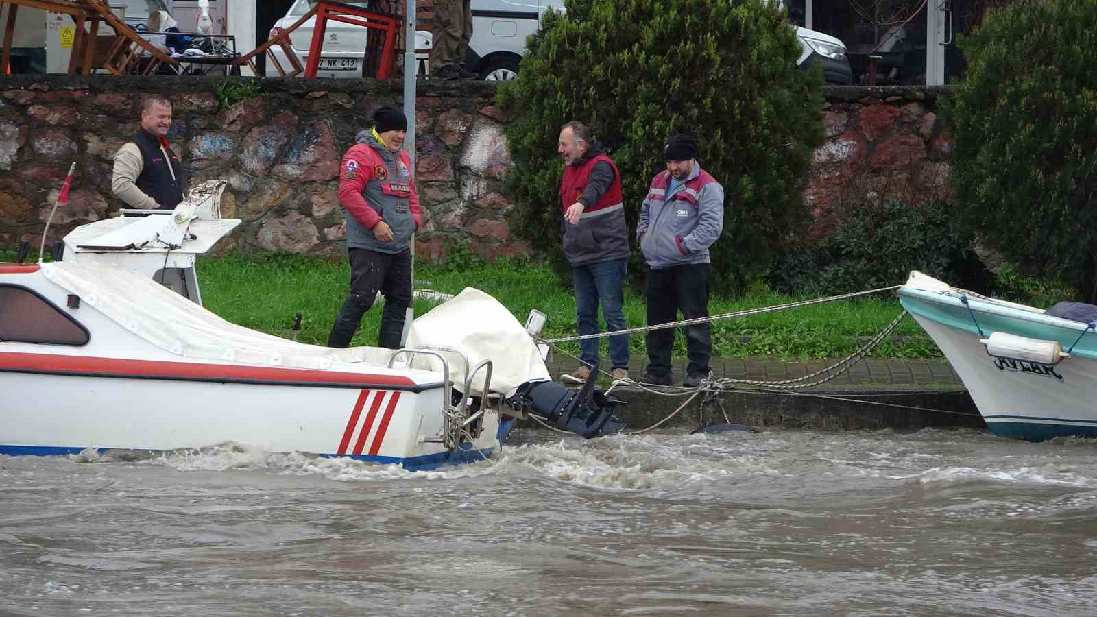 saricayda balikci nobeti balikcilar tekneleri batmasin diye bekliyor 4 ZgeIm5MB
