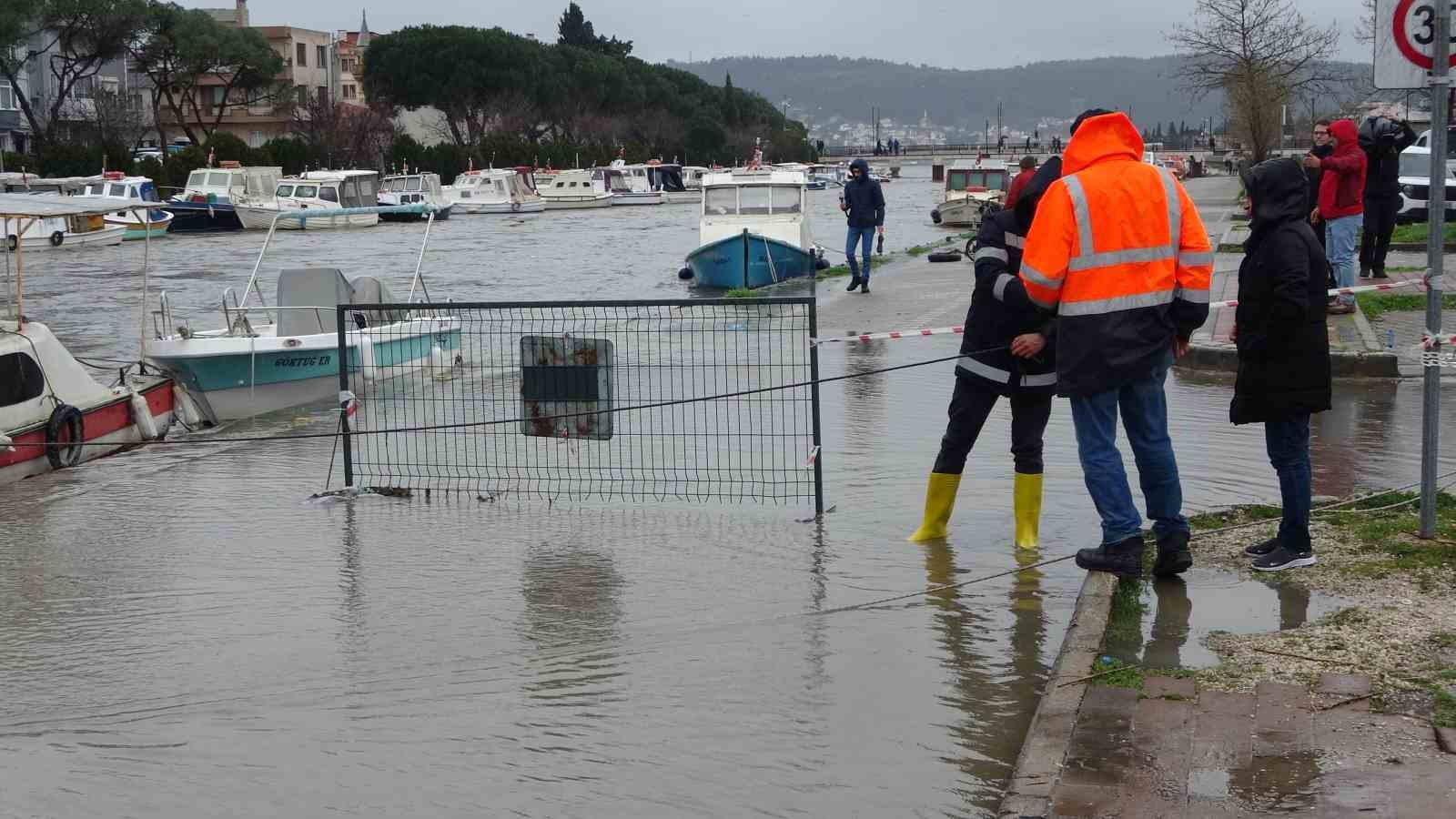 saricayda balikci nobeti balikcilar tekneleri batmasin diye bekliyor 6 IrFPepMa