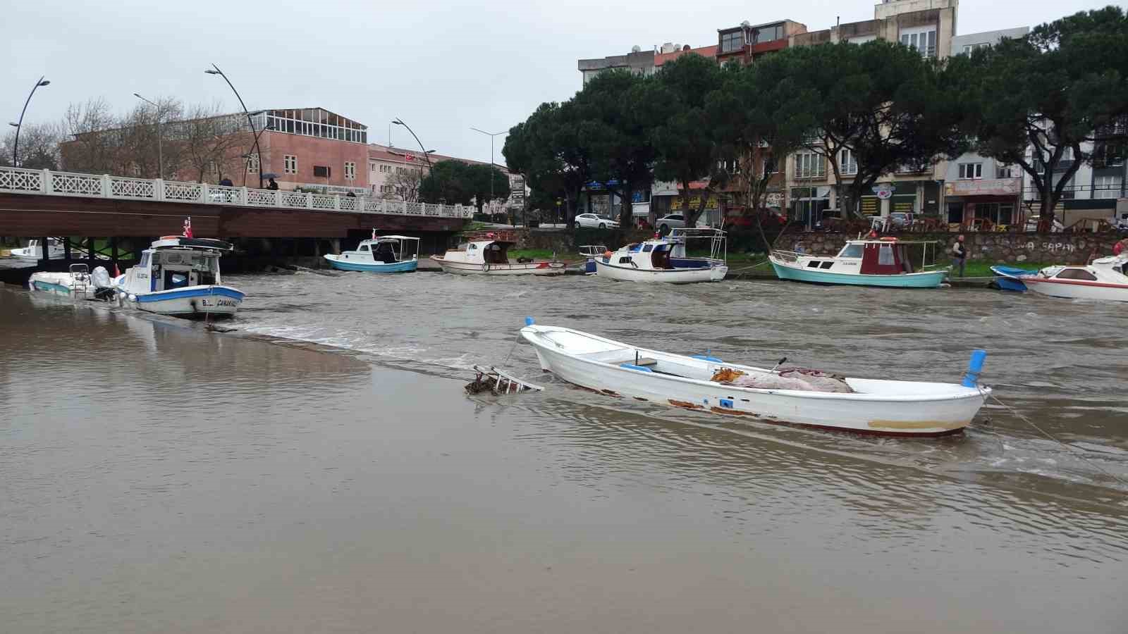 saricayda balikci nobeti balikcilar tekneleri batmasin diye bekliyor 8