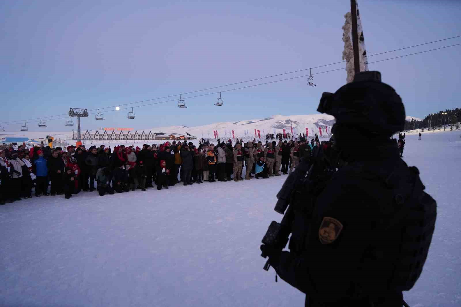 sarikamis sehitleri anisina mesaleli kayak gosterisi 1 NGsZiq1G