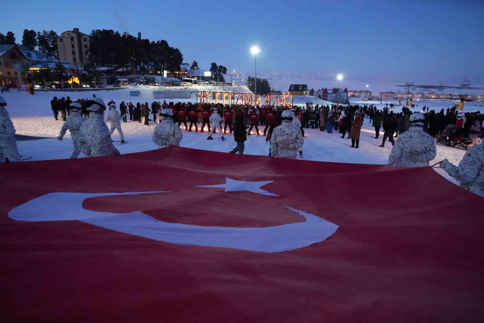 sarikamis sehitleri anisina mesaleli kayak gosterisi 7