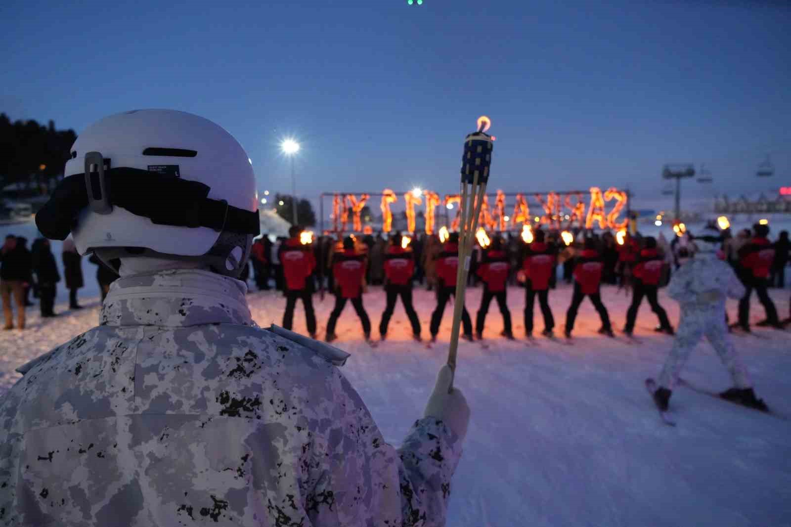 sarikamis sehitleri anisina mesaleli kayak gosterisi 8