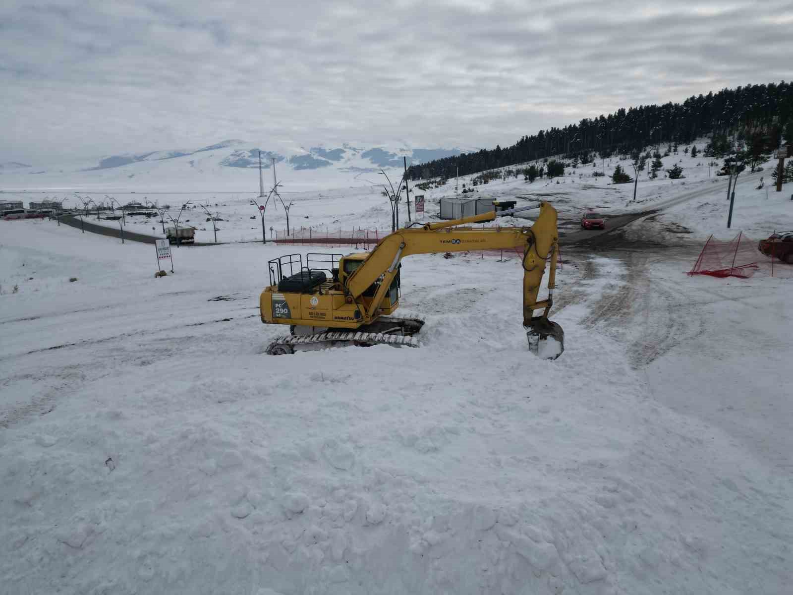 sarikamista asker heykellerin yapimi icin kar tasiniyor 1 MPmC3TWJ